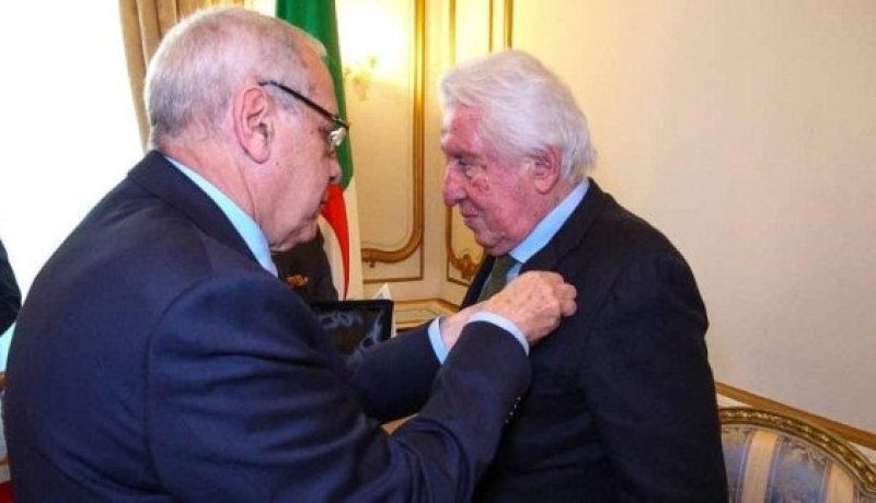  منح “وسام أصدقاء الثورة” للصحفي الايطالي بيرناردو فالي