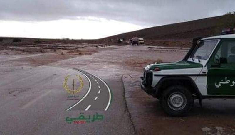 الأغواط ..الطريق الرابط بين بلديتي الغيشة وعين ماضي مغلق بسبب ارتفاع منسوب المياه