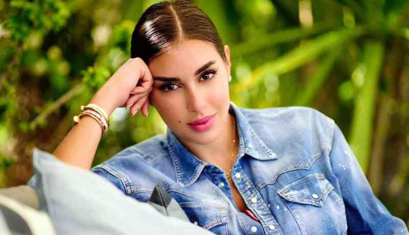 ياسمين صبري تؤدي مناسك العمرة