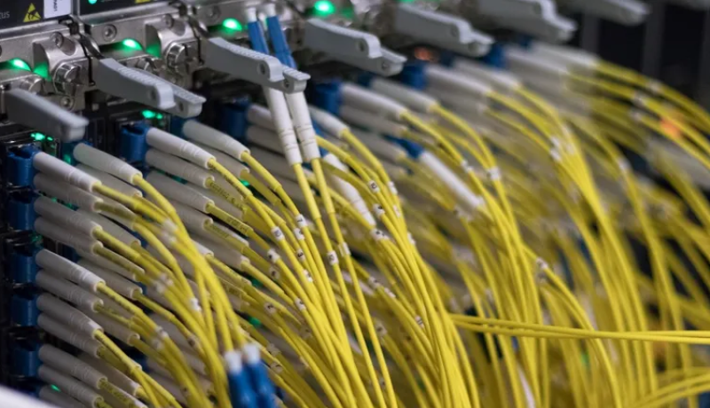 مجهولون يخربون كوابل الربط.. إنقطاع التزود بالأنترنت عن 1100 عائلة بمعسكر 