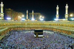 بعد رفع قيود كورونا.. إعادة السجاد لساحات المسجد الحرام وأول صلاة فجر دون تباعد