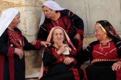 بعد نسبه للصهاينة.. الثوب الفلسطيني يتصدر مواقع التواصل الاجتماعي