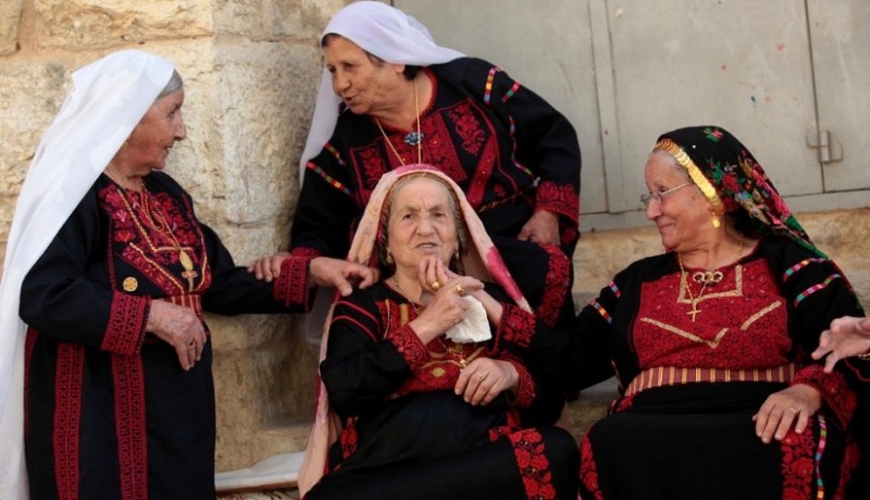 بعد نسبه للصهاينة.. الثوب الفلسطيني يتصدر مواقع التواصل الاجتماعي