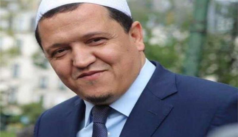إمام يرفع شعار فرنسا أكبر بدلا من” الله أكبر “