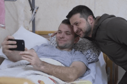 رئيس أوكرانيا يتفقد الجرحى بالمستشفى ويلتقط معهم “سيلفي” ويؤكد: “لن يهزمونا”