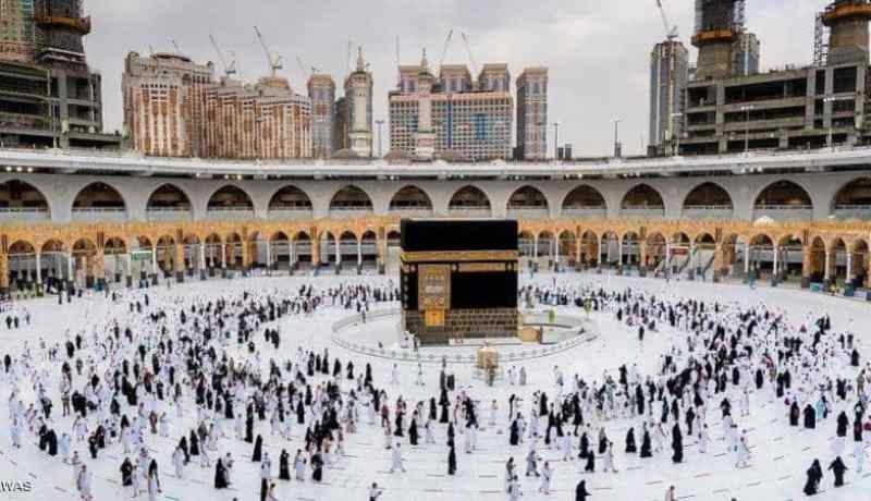 السعودية تسمح لجميع أنواع التأشيرات بأداء العمرة