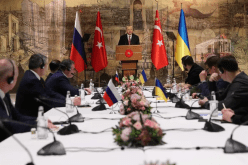 دون مصافحة.. انطلاق المفاوضات بين روسيا وأوكرانيا