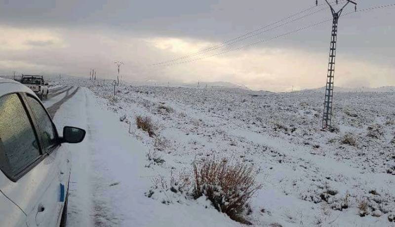 طرقات مغلقة ومسافرون عالقون بعدما حاصرتهم الثلوج في خنشلة