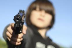 عمره 3 سنوات.. طفل يقتل والدته أثناء لعبه بمسدس والده