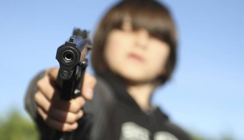 عمره 3 سنوات.. طفل يقتل والدته أثناء لعبه بمسدس والده