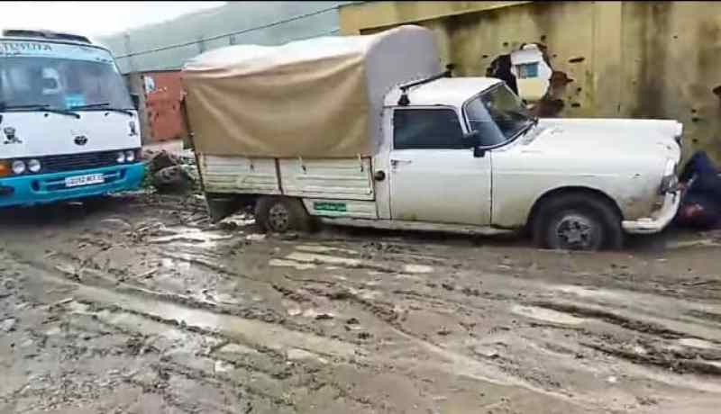 الشلف: التقلبات الجوية تتسبب في إنقطاع طريق لغمونة الحجر