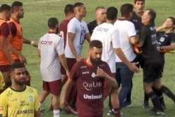 بالفيديو.. مدرب برازيلي يعتدي على مساعدة الحكم ويصفها بالمخادعة!