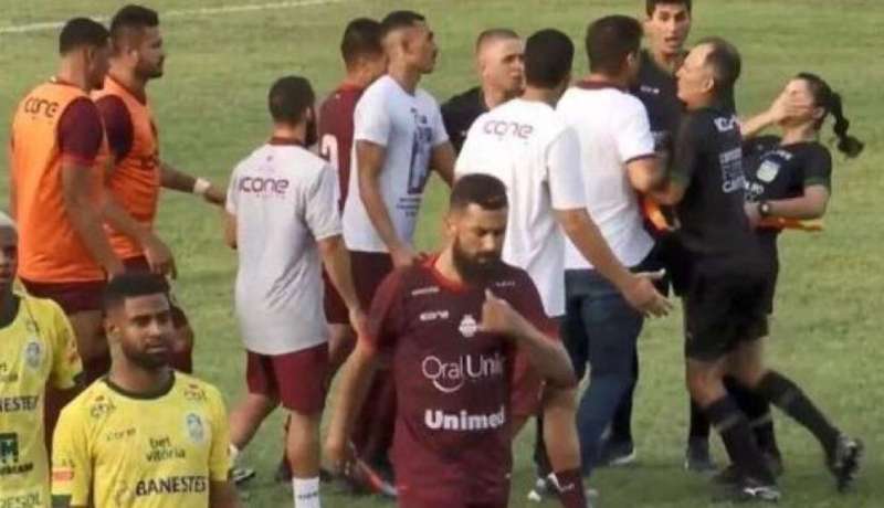 بالفيديو.. مدرب برازيلي يعتدي على مساعدة الحكم ويصفها بالمخادعة!