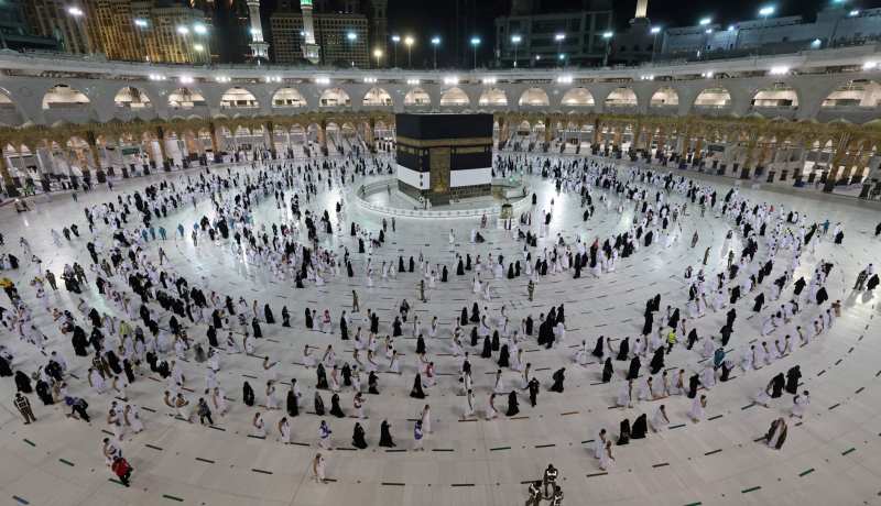 السعودية ترفع عدد حجاج هذا العام إلى المليون