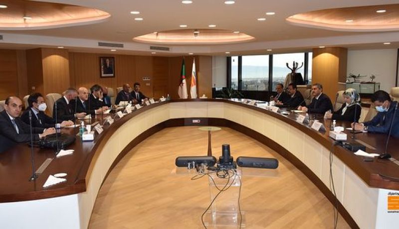 المدير العام لمجمع إيني يحل بالجزائر ويبحث إمداد إيطاليا بالغاز