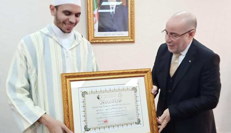 بلمهدي يُكرم الفائز بالمرتبة الأولى في جائزة دبي الدولية للقرآن
