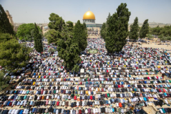 160 ألف فلسطيني يؤدون صلاة الجمعة الأخيرة في الأقصى