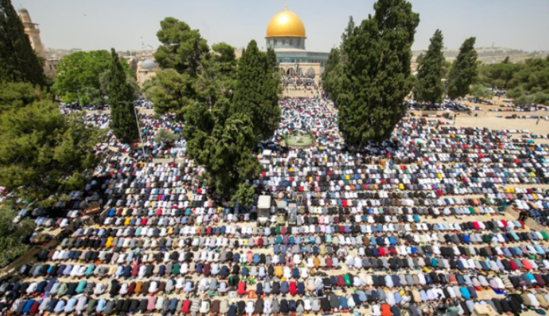 160 ألف فلسطيني يؤدون صلاة الجمعة الأخيرة في الأقصى