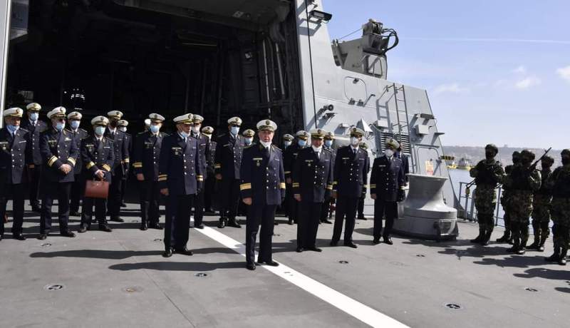 قائد القوات البحرية يشرف على تفتيش الفرقاطة المدمر