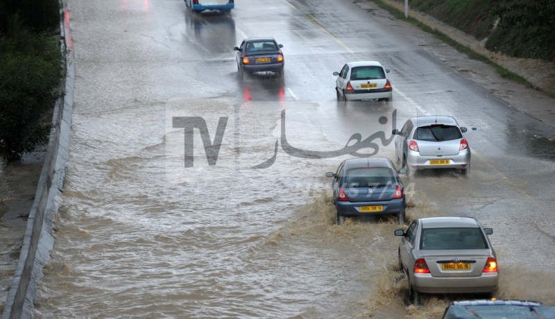 ارتفاع منسوب المياه عبر عدة طرقات ولائية و وطنية