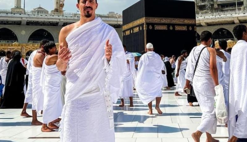 في ظل صيامه عن التهديف.. بونجاح يؤدي مناسك العمرة