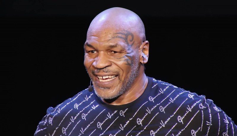 بالفيديو.. مايك تايسون ينهال بالضرب على مسافر خلال رحلة طيران