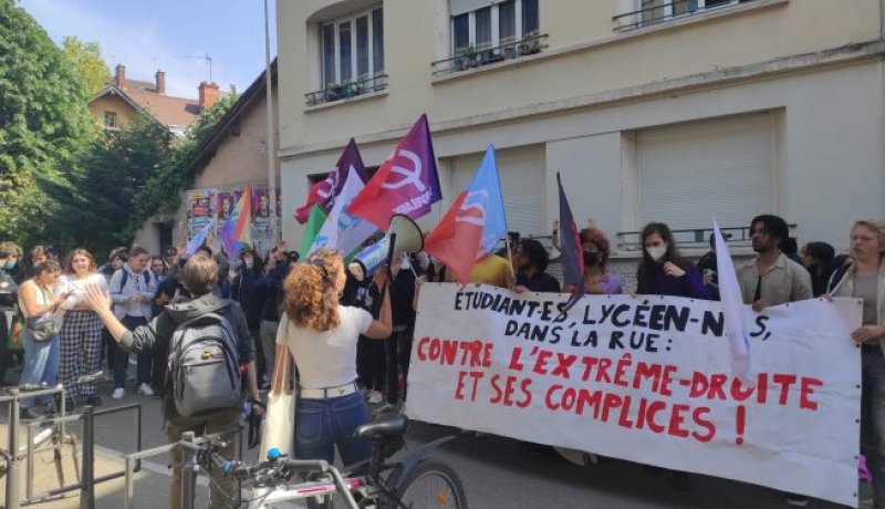 طالبة محجبة تتعرض للإهانة من قبل نشطاء اليمين المتطرف في فرنسا