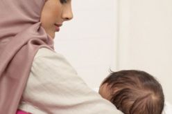 لجنة الفتوى: في هذه الحالات يجوز للمرأة المرضع إفطار رمضان