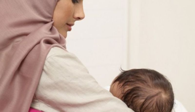 لجنة الفتوى: في هذه الحالات يجوز للمرأة المرضع إفطار رمضان