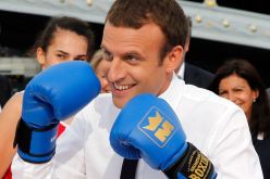 بالفيديو.. ماكرون يستعرض مهاراته في الملاكمة