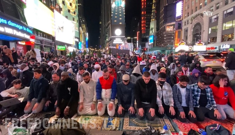 لأول مرة.. المسلمون يفطرون ويصلون التراويح في ساحة تايمز سكوير بأمريكا