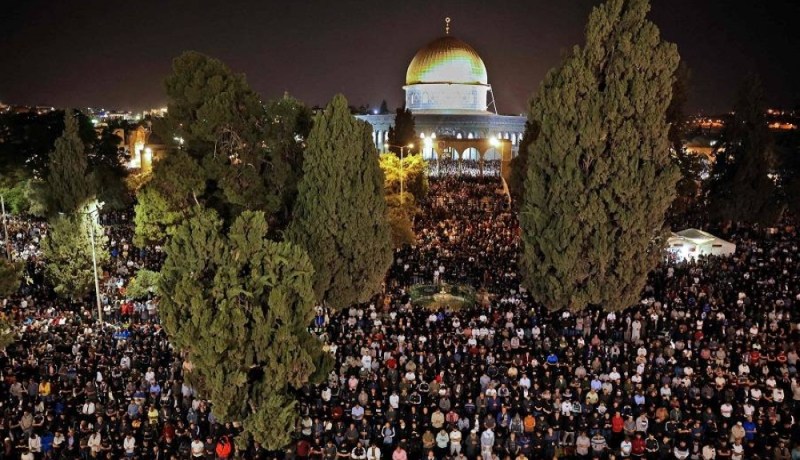 220 ألف مصلٍ يؤدون صلاتي العشاء والتراويح بالمسجد الأقصى