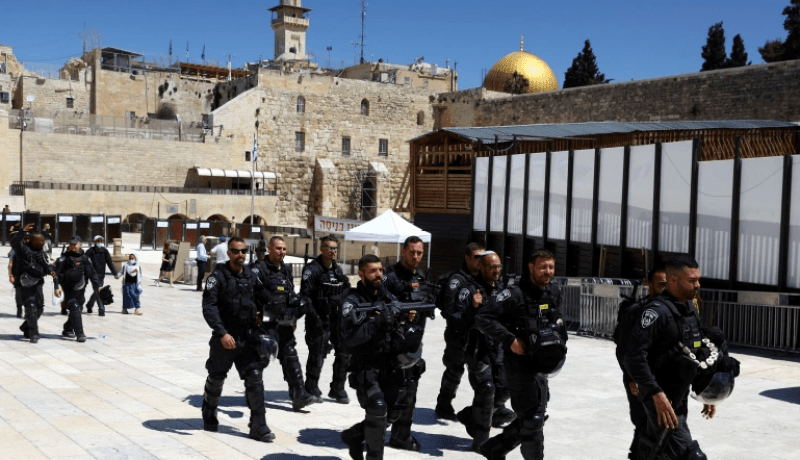 الشرطة الصهيونية والمستوطنون يواصلون اقتحام المسجد الأقصى