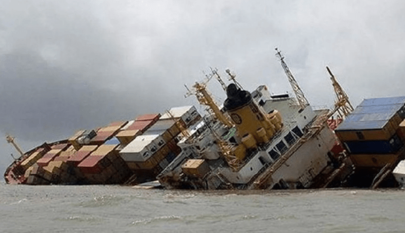 كارثة بيئية محتملة.. غرق سفينة محروقات قبالة سواحل تونس