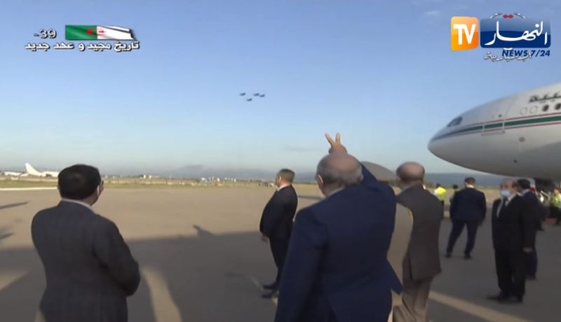 الرئيس تبون يُحيّي سرب مقاتلات الجيش التي رافقت الطائرة الرئاسية