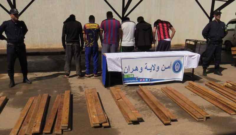 وهران: شبكة تسرق لوحات المرور والكراسي المعدنية لإعادة بيعها بسوق الخردوات