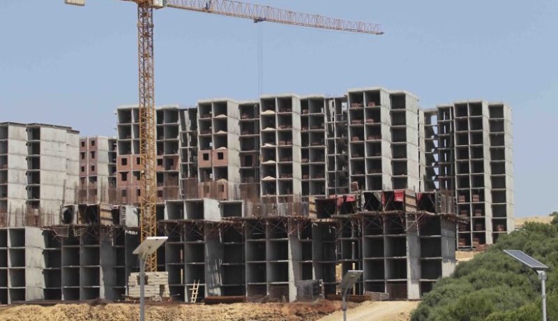 الحكومة تدرس تقليص آجال إصدار رخص البناء وعقود التعمير