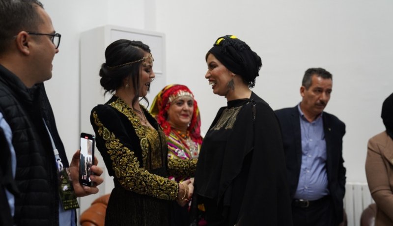 بالصور.. هكذا تألق نجوم الجزائر باللباس التقليدي في مهرجان إيمدغاسن الدولي