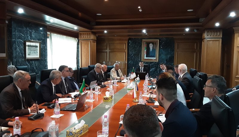 عرقاب يدعو الشركات التشيكية إلى الاستثمار في قطاع المناجم بالجزائر
