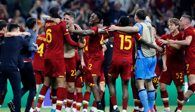 مورينيو يقود روما لتحقيق أول لقب أوروبي في تاريخه