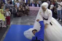 بالفيديو.. عروس تركية تطرح زوجها أرضا خلال حفل زفافهما