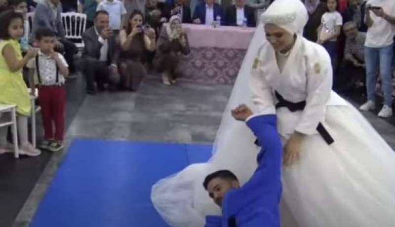 بالفيديو.. عروس تركية تطرح زوجها أرضا خلال حفل زفافهما