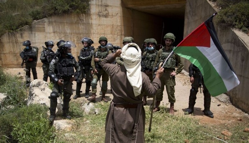 مستوطنون يقتحمون المسجد الأقصى ومواجهات مع الفلسطينيين