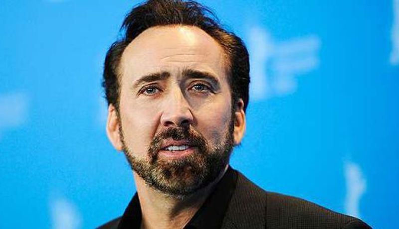 النجم العالمي نيكولاس كيدج يشتري أفعى برأسين بمبلغ خيالي