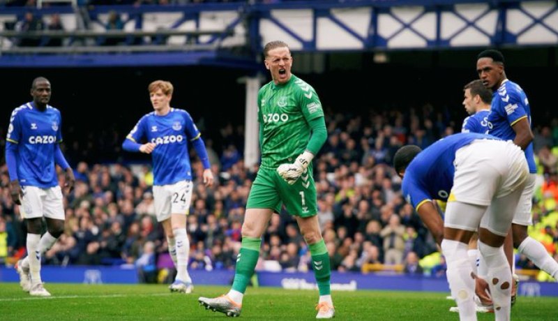 بالفيديو.. تصدي خرافي من حارس ايفرتون أمام تشيلسي