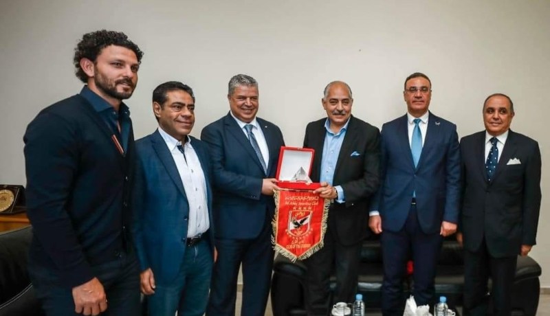 عمارة يكرم السفير المصري وبعثة الأهلي قبل مواجهتهم وفاق سطيف