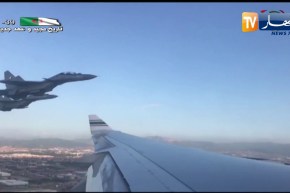 شاهد.. 4 مقاتلات سوخوي من اسطول الجيش الجزائري ترافق طائرة الرئيس تبون خلال عودته من إيطاليا