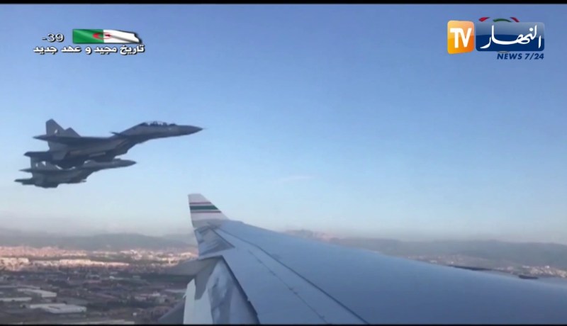 شاهد.. 4 مقاتلات سوخوي من اسطول الجيش الجزائري ترافق طائرة الرئيس تبون خلال عودته من إيطاليا