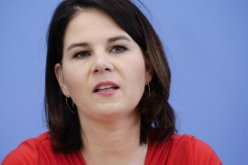 بالفيديو.. وزيرة خارجية ألمانيا تتعرض للرشق بالبيض