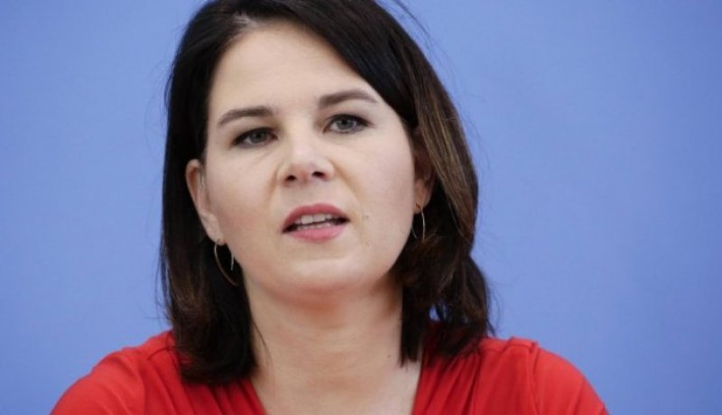 بالفيديو.. وزيرة خارجية ألمانيا تتعرض للرشق بالبيض